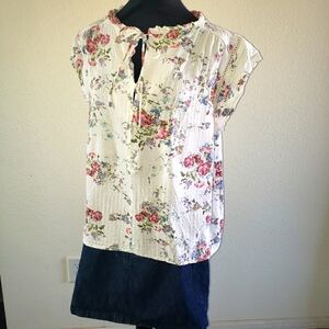 Pretty Short Sleeve Spring Floral Top. Ivory Crochet Detals, Keyhole Front Sz L